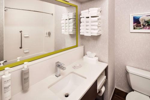 Bilik mandi di Hampton Inn Longmont