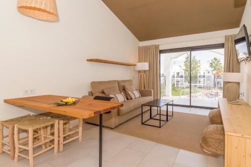 uma sala de estar com uma mesa e um sofá em MarSenses Paradise Club em Cala'n Bosch