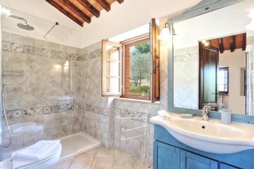 La salle de bains est pourvue d'un lavabo, d'une baignoire et d'un miroir. dans l'établissement Villa Rivoltino di Sopra Volterra, à Montaperti