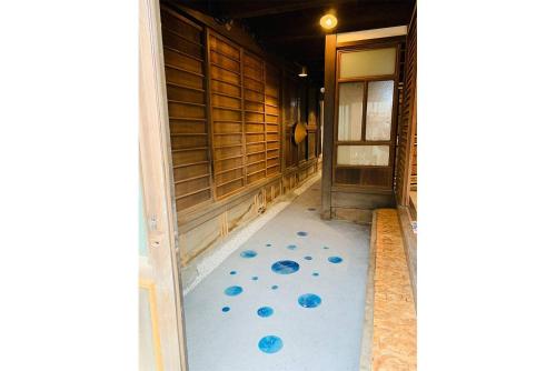 un pasillo con esferas azules en el suelo en Kominka VILLA Ogiya - Vacation STAY 92958v, en Minamiawaji