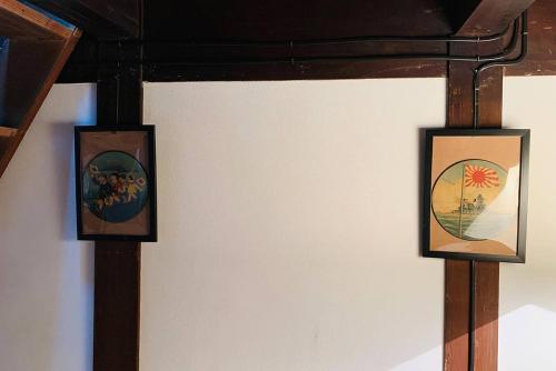 dos cuadros colgando en una pared en Kominka VILLA Ogiya - Vacation STAY 92958v, en Minamiawaji