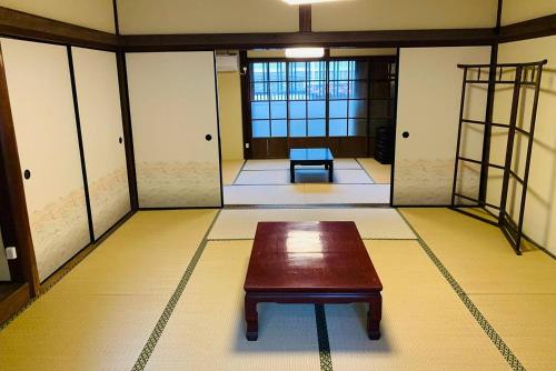 una habitación con un banco en el medio de una habitación en Kominka VILLA Ogiya - Vacation STAY 92958v, en Minamiawaji