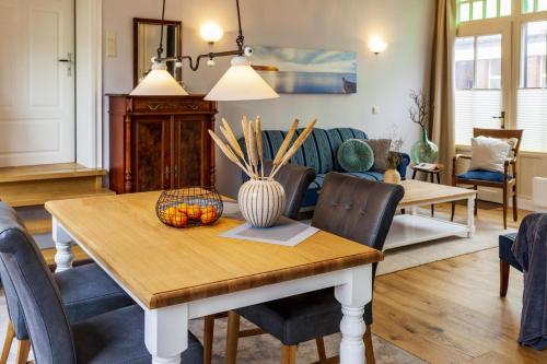 a living room with a table and a couch at Commandeur-Huus Wohnung 1 in Borkum