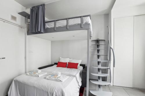 - une chambre avec des lits superposés et un escalier en colimaçon dans l'établissement 871 Suite Joineau - Superb apartment, à Le Pré-Saint-Gervais