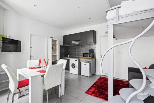 sala de estar con mesa y cocina en 871 Suite Joineau - Superb apartment, en Le Pré-Saint-Gervais