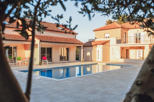 Bazén v ubytování Resort Luka et Rafael nebo v jeho okolí