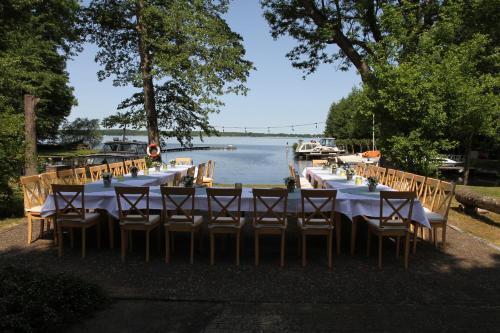 にあるLandhaus Wolziger Seeの結婚式用のテーブル