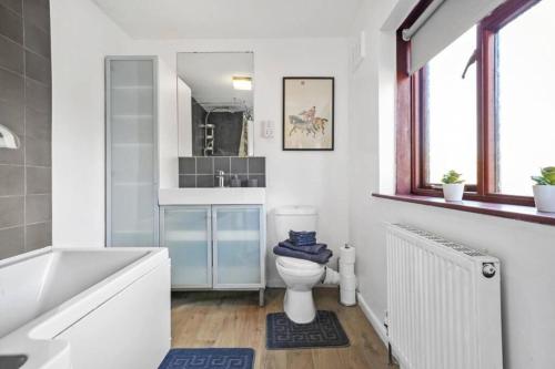 uma casa de banho com um WC, uma banheira e um lavatório. em Ideal 4 bed House in Rugby - Football Table em Clifton upon Dunsmore