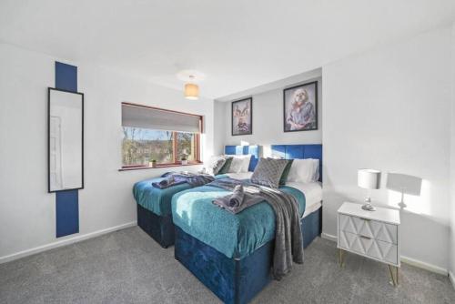 Säng eller sängar i ett rum på Ideal 4 bed House in Rugby - Football Table