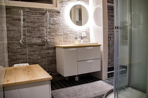 ein Bad mit einem Waschbecken und einer Dusche in der Unterkunft Spacious house in Rovaniemi / Lapland (11 beds) in Rovaniemi