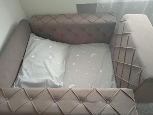 a brown bed with white sheets and pillows at MAL Apartman in Soko Banja