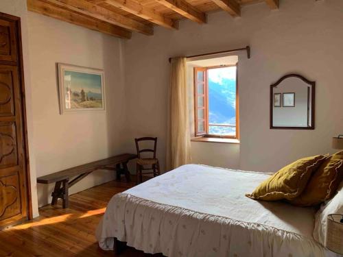 Schlafzimmer mit einem Bett, einem Fenster und einem Schreibtisch in der Unterkunft La antigua Rectoría. in Mont