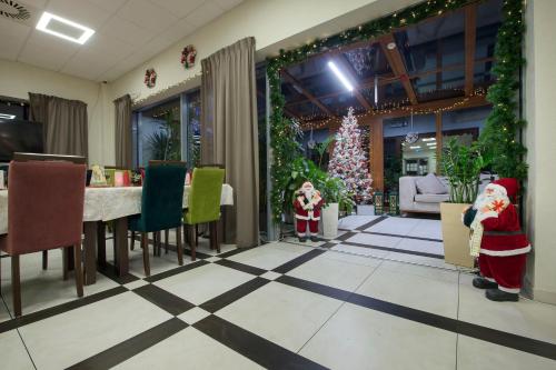 a restaurant with santa clauses and christmas decorations at MariSol in Świnoujście
