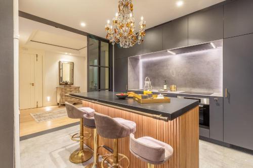 Luxury 3-Bed Apartment in Salamanca, Madrid
