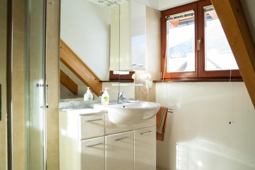 ein Bad mit einem Waschbecken und einem Spiegel in der Unterkunft Appartamento su due livelli 