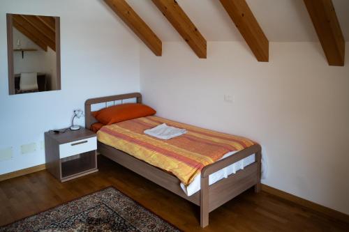 En eller flere senge i et værelse på Appartamento su due livelli