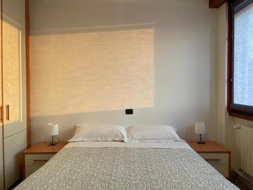 una camera con un letto con una finestra e due lampade di Accomodo MIB55 Bivano Rogoredo a Milano
