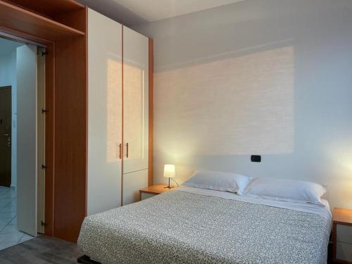 una camera con un letto e una lampada su un tavolo di Accomodo MIB55 Bivano Rogoredo a Milano