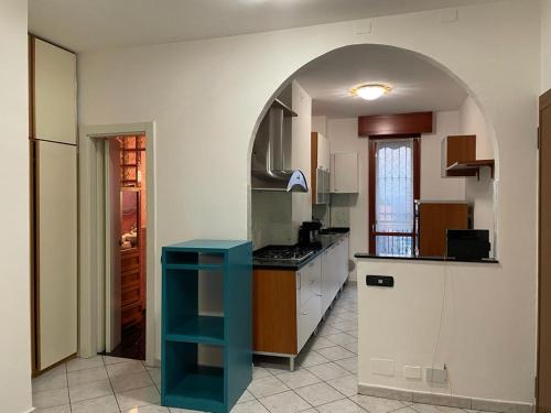 una cucina con arco al centro di Accomodo MIB55 Bivano Rogoredo a Milano