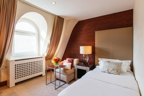 una camera d'albergo con letto e finestra di Radisson Blu Style Hotel, Vienna a Vienna