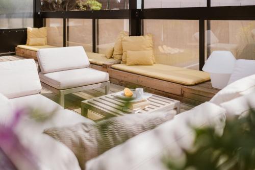 ein Wohnzimmer mit weißen Stühlen und einem Sofa in der Unterkunft 11 Holiday Homes in San Miguel de Abona