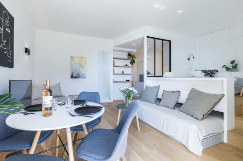 un salon avec un canapé blanc et une table dans l'établissement Franck Pilatte - Parking, Wifi, AC, 3pers, à Nice