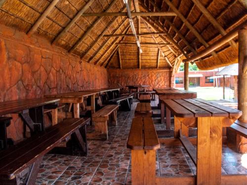 une rangée de bancs en bois dans un bâtiment dans l'établissement Bokamoso Lodge and Conference Centre, 