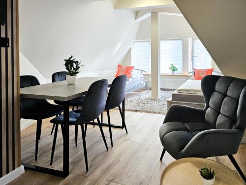 a living room with a dining room table and chairs at visit baltic - Promenada Studio Wydma in Świnoujście