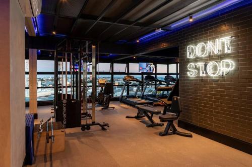 a gym with a dont sign on a brick wall at Loft Marília City in Marília