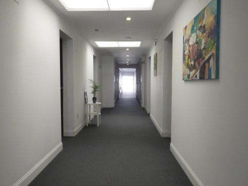 an empty hallway with a hallwayngthngthngthngthngthngthngthngthngthngth at HOTEL ROMA DE TANDIL in Tandil
