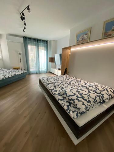 Cette grande chambre comprend 2 lits. dans l'établissement Rives du Lez - Prestige, à Montpellier