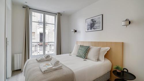 Un pat sau paturi într-o cameră la 155 Suite Georges - Superb apartment in Paris