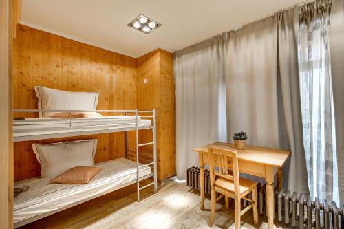 1 dormitorio con 2 literas y escritorio en W&G Hotel, en Colonia