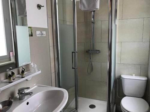Salle de bains dans l'établissement Logis Hôtel & Restaurant "Au Gré du Vent"