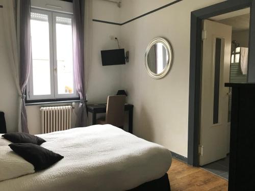 Un ou plusieurs lits dans un hébergement de l'établissement Logis Hôtel & Restaurant "Au Gré du Vent"