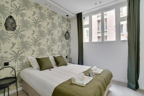 um quarto com uma cama grande e toalhas em 190 Suite Fontaine - Superb apartment in Paris. em Paris