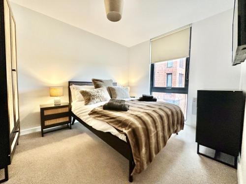 um quarto com uma cama grande e uma janela em The Forkbeard City Stay em York