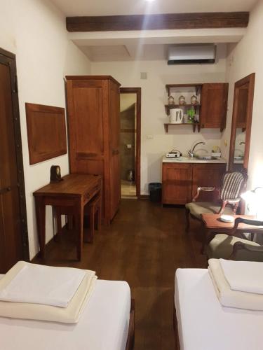 une chambre avec deux lits et une cuisine dans l'établissement Skver Studio Apartments, à Herceg-Novi