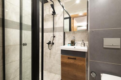 een badkamer met een douche en een wastafel bij İstanbulites Hotel in Istanbul