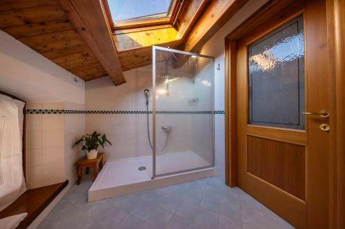 a bathroom with a shower with a glass door at Casa Giovannella in Feltre
