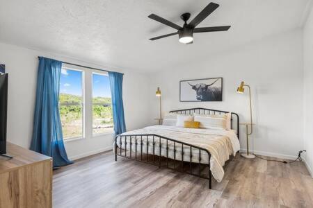 Postel nebo postele na pokoji v ubytování Starlight Horizon Cabin L - Pet-Friendly Texas Hill Country Cabin Near Canyon Lake - Pool, Stargazing & Group Getaways - Sleeps 8