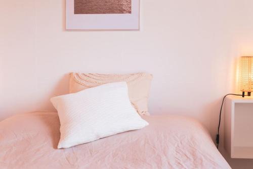 a white pillow sitting on top of a bed at Långrösta; Ruime blokhut grenzend aan bos in Hagfors