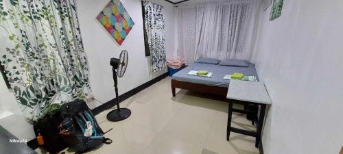 Un dormitorio con una cama y un escritorio en una habitación. en The Tribe Apartment, en Port Barton