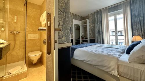 une chambre d'hôtel avec un lit et une douche dans l'établissement Carlton Lausanne Boutique Hôtel, à Lausanne