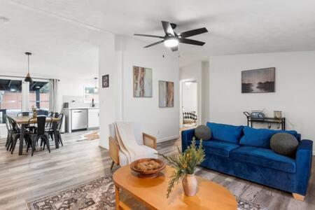 Χώρος καθιστικού στο Starlight Horizon Cabin J - Pet-Friendly Texas Hill Country Cabin Near Canyon Lake - Pool, Stargazing & Group Getaways - Sleeps 8