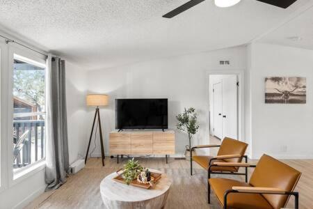 TV a/nebo společenská místnost v ubytování Starlight Horizon Cabin G - Pet-Friendly Texas Hill Country Cabin Near Canyon Lake - Pool, Stargazing & Group Getaways - Sleeps 8