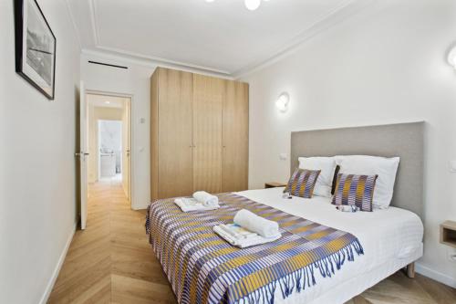 um quarto com uma cama grande e toalhas em 270 Suite Haute - Superb apartment in Paris. em Paris