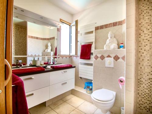 een badkamer met een toilet en een wastafel bij Modern Villa in Villars with Sauna in Villars