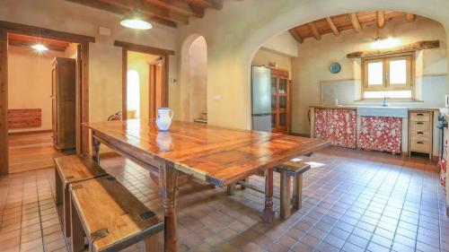 - une cuisine avec une table en bois dans une chambre dans l'établissement Casas Rurales Camino del Castaño, à Galaroza