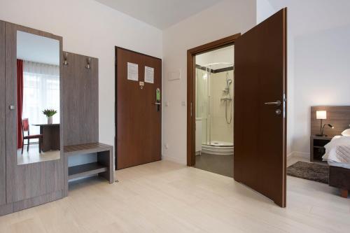a room with a bathroom with a shower and a bedroom at MariSol in Świnoujście